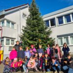 Schulklasse verzaubert  Weihnachtsbaum